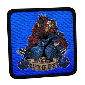 Puede incluir: Un parche bordado cuadrado con fondo azul brillante y borde negro. El diseño muestra dos figuras blindadas con ojos rojos brillantes y garras afiladas, situadas sobre una pancarta que dice BARON OF DICE junto a varias calaveras.