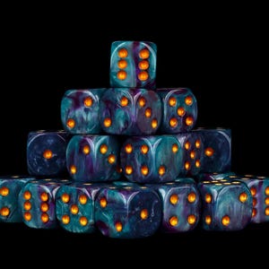 Könnte beinhalten: Ein pyramidenförmiger Stapel aus einundzwanzig sechsseitigen Würfeln. Jeder Würfel hat eine marmorierte Oberfläche aus blaugrünem, blauem und violettem Harz mit vertieften Punkten, die mit leuchtend orangefarbenem Pigment gefüllt sind.