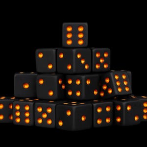 Könnte beinhalten: Ein pyramidenförmiger Stapel aus mattschwarzen Würfeln mit leuchtend orangefarbenen Augen. Die Würfel sind in einer gestuften Formation angeordnet, mit einem einzelnen Würfel an der Spitze und mehreren Reihen darunter, alle mit hellen orangefarbenen Vertiefungen.