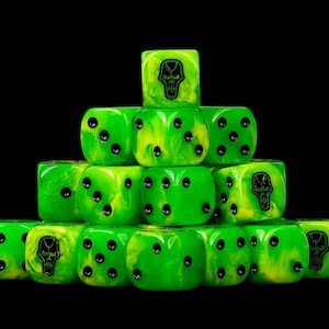 Könnte beinhalten: Ein pyramidenförmiger Stapel aus leuchtend neongrünen und gelb marmorierten Würfeln. Jeder sechsseitige Würfel hat schwarze Augen und ein schwarzes, eingraviertes Totenkopf-Symbol auf einer Seite. Die Würfel sind dreieckig angeordnet.