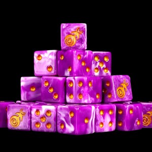 Puede incluir: Una pila piramidal de dados jaspeados en violeta y blanco con puntos dorados. Varios dados presentan un símbolo de espiral dorado en relieve con una media luna encima. Los dados tienen un acabado brillante y están dispuestos en forma triangular.