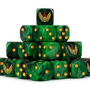 以下が含まれることがあります： 金色の点と頭蓋骨と翼のエンブレムが付いた緑色のサイコロのピラミッド。サイコロは、金色のドットが付いた大理石模様の緑色です。一番上のサイコロにはエンブレムが付いています。サイコロは白い背景に積み重ねられています。
