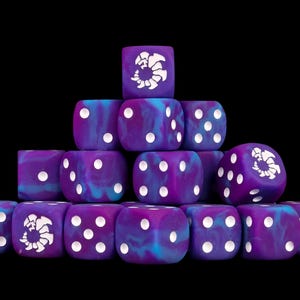 Puede incluir: Una pila piramidal de dados de seis caras con un esquema de color jaspeado en morado y azul. Cada dado presenta puntos blancos y algunas caras muestran un icono circular blanco con un diseño de criatura estilizado.