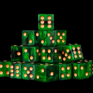 Pode incluir: Uma pilha piramidal de dados marmorizados em verde e preto com pontos laranja. Os dados estão dispostos numa formação em camadas contra um fundo preto sólido, exibindo os padrões de redemoinho verde-escuro e preto em cada cubo.