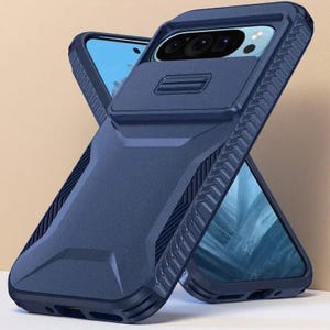 Può includere: Custodia per telefono blu navy con copertura scorrevole per fotocamera. La custodia presenta un design geometrico strutturato e un bordo rialzato per la protezione dello schermo. Lo schermo del telefono è visibile.