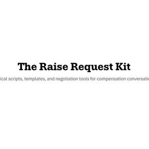 Peut inclure: Fond blanc avec le texte "The Raise Request Kit" en lettres noires en gras. En dessous, un texte plus petit indique "Scripts tactiques, modèles et outils de négociation pour les conversations de rémunération." Une icône de mallette noire est à droite.