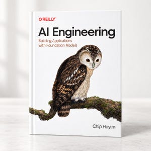 以下が含まれることがあります： Chip Huyen著の白い書籍『AI Engineering: Building Applications with Foundation Models』。表紙には、苔むした木の枝にとまった茶色と白のフクロウの精巧なイラストが描かれており、上部には赤色でO'Reillyのロゴが配置されています。