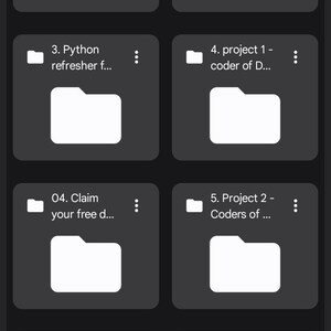 K&ouml;nnte beinhalten: Eine mobile Benutzeroberfl&auml;che mit einem Raster aus acht dunkelgrauen Ordnersymbolen, die mit Texten wie Introduction, Understanding, Python refresher, Project 1, Claim your free, Project 2 und Data Analysis beschriftet sind, sowie Navigationssymbolen.