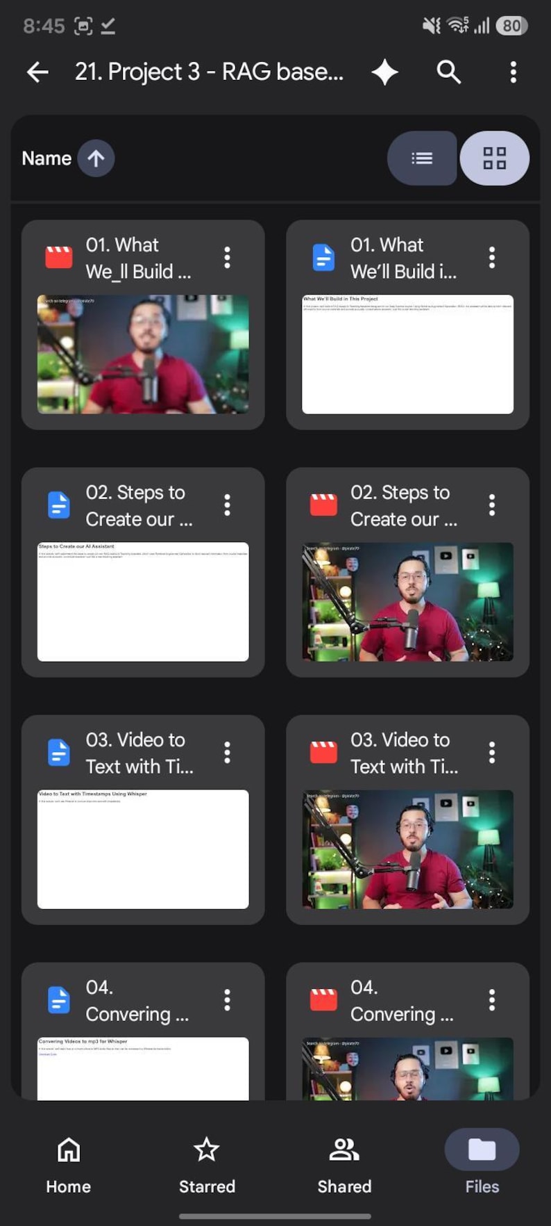 K&ouml;nnte beinhalten: Eine mobile App-Oberfl&auml;che mit einem Dateiverzeichnis namens 21. Project 3 - RAG base. Der Bildschirm zeigt ein Raster aus acht Dateikarten, die zwischen Dokumentensymbolen und Videovorschaubildern einer Person in einem roten Hemd abwechseln.