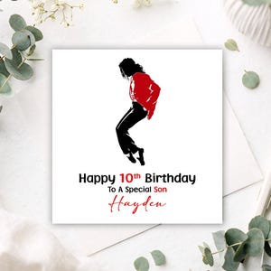 Könnte beinhalten: Eine quadratische weiße Grußkarte mit der schwarzen und roten Silhouette einer tanzenden Person. Der Text lautet: Happy 10th Birthday To A Special Son Hayden. Die Zahl 10 und der Name Hayden sind in Rot gehalten, der restliche Text ist schwarz.