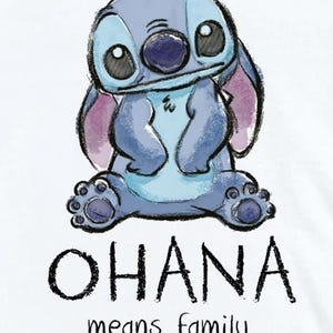 K&ouml;nnte beinhalten: Ein Grafikdruck mit einer blauen au&szlig;erirdischen Figur mit gro&szlig;en Ohren und einem hellblauen Brustfleck. Unter der Figur steht der Text OHANA in gro&szlig;en schwarzen Gro&szlig;buchstaben, gefolgt von dem kleineren schwarzen Text means family.