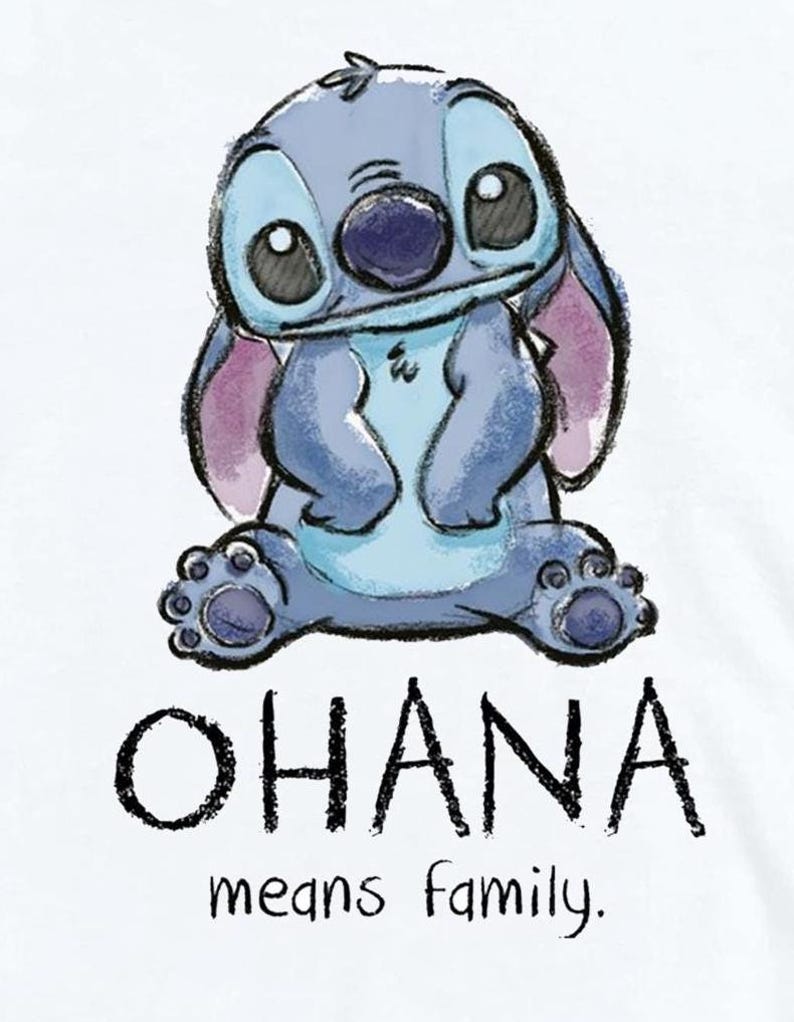 K&ouml;nnte beinhalten: Ein Grafikdruck mit einer blauen au&szlig;erirdischen Figur mit gro&szlig;en Ohren und einem hellblauen Brustfleck. Unter der Figur steht der Text OHANA in gro&szlig;en schwarzen Gro&szlig;buchstaben, gefolgt von dem kleineren schwarzen Text means family.