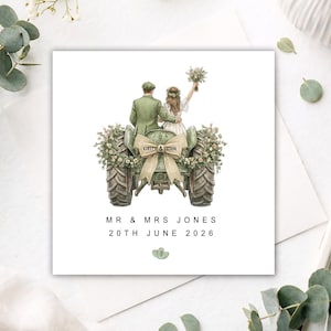 Pode incluir: Um cartão de felicitações quadrado com uma ilustração em aguarela de um casal sentado num trator verde decorado com flores e um laço de serapilheira com o nome KIRSTY & JOHN. O texto diz MR & MRS JONES 20TH JUNE 2026 com um pequeno coração verde.