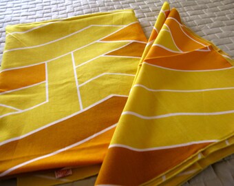 FALLANI & COHN Modernist Tablecloth (68 by 54”) and 4 Napkins