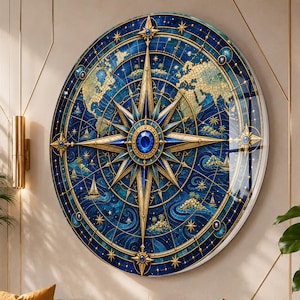 Könnte beinhalten: Ein großes, kreisförmiges Wandbild mit einem detaillierten Kompassrosen-Design in tiefen Blau- und Goldtönen. In der Mitte befindet sich ein markanter blauer Edelstein, umgeben von filigranen goldenen Linien, stilisierten Karten und kleinen nautischen Motiven.