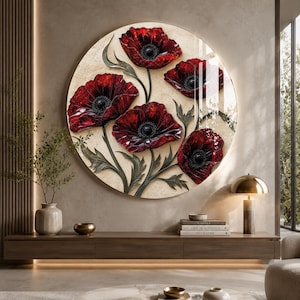 Può includere: Una grande opera d'arte murale circolare raffigurante cinque fiori di papavero rosso intenso con centri scuri e steli e foglie verdi testurizzati su uno sfondo beige chiaro maculato. L'opera ha una finitura lucida e un aspetto tridimensionale.