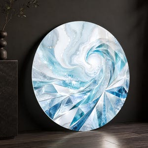Könnte beinhalten: Runde Wandkunst mit einem wirbelnden Design in Blau-, Weiß- und Silbertönen. Das abstrakte Kunstwerk hat einen geometrischen Stil mit einem zentralen Wirbel und kristallinen Formen. Es wird vor einem dunklen Hintergrund präsentiert.