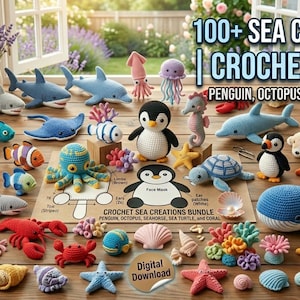 Könnte beinhalten: Eine Sammlung farbenfroher gehäkelter Meereskreaturen, darunter Haie, Fische, Oktopusse und Pinguine, ist auf einer Holzoberfläche angeordnet. Das Bild enthält den Text "100+ SEA CREATURES! CROCHET BUNDLE". Ein digitaler Download wird ebenfalls beworben.