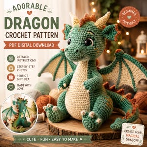 Peut inclure: Un adorable dragon crochet&eacute; vert et beige avec de grands yeux, des ailes et des cornes. L'image comprend le texte "Adorable Dragon Crochet Pattern" et "PDF Digital Download". Le dragon est assis sur une surface en bois.