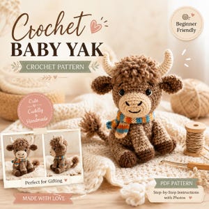 Op de afbeelding: Een gehaakte baby yak met een bruin lichaam, crèmekleurige hoorns en een kleurrijke sjaal. De afbeelding bevat de tekst "Crochet BABY YAK CROCHET PATTERN" en "Beginner Friendly". De yak zit op een witte deken.