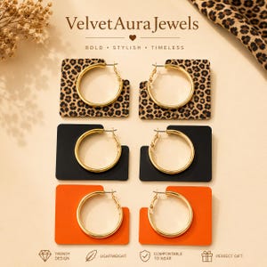 Könnte beinhalten: Drei Paar Creolen mit goldfarbenen runden Reifen, die an rechteckigen Platten befestigt sind. Das oberste Paar hat ein Leopardenmuster, das mittlere Paar ist einfarbig schwarz und das untere Paar ist einfarbig orange. Text: VelvetAuraJewels.