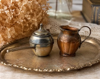 Jarra y olla con tapa de cobre en miniatura de estilo vintage, decoración rústica inglesa.