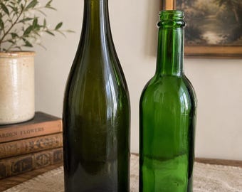 Botellas de vidrio verde vintage: licor escocés, vino de aceitunas – decoración rústica de granja