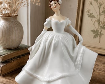 Figura de Nancy HN2955 de Royal Doulton, dama de porcelana fina vintage, hecha en Inglaterra.