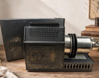 Proyector de linterna mágica francés antiguo, instrumento óptico Clément & Gilmer de París, década de 1890, estuche metálico.