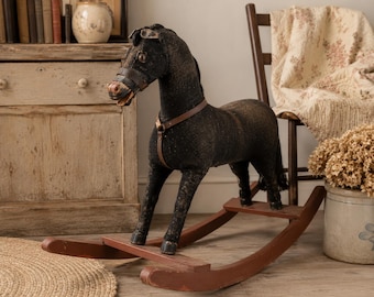 Caballito mecedor rústico antiguo: arte popular, crin de caballo, ojo de cristal, juguete de decoración de granja.