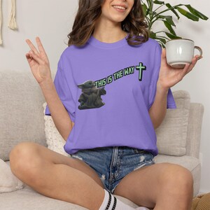 Dies ist der Weg Baby Yoda, Grogu Grafik T-Shirt | The Mandalorian inspiriert, Kreuzsymbol Bild 3