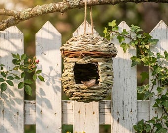 Handgeweven vogelhuisje van natuurgras, hangend buitennest voor wilde vogels, rustiek tuindecor en onderdak voor kleine vogels