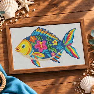 Pode incluir: Uma moldura de madeira retangular contendo um bordado em ponto cruz de um peixe. O peixe apresenta uma cabe&ccedil;a amarelo-brilhante e um corpo azul-escuro decorado com flores de hibisco rosa e laranja, folhas verdes e uma cauda multicolorida.