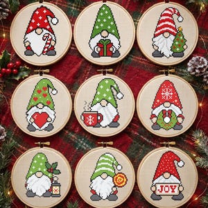 Peut inclure: Neuf tambours à broder circulaires en bois contenant des motifs de gnomes de Noël au point de croix. Chaque gnome présente un motif de chapeau unique et tient un objet festif, comme une canne en sucre, un cadeau, un sapin, un cœur, une tasse, une couronne, une lanterne, une sucette ou un panneau indiquant JOY.
