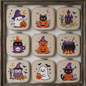 Pode incluir: Uma coleção de nove bastidores de bordado quadrados com desenhos em ponto cruz com tema de Halloween em tecido bege, incluindo fantasmas, gatos pretos, abóboras, uma casa assombrada, um caldeirão e uma coruja, dentro de uma moldura de madeira.