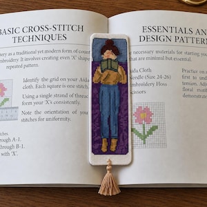 Modèle de marque-page au point de croix (PDF), Fille allongée dans son lit en train de lire, Téléchargement instantané, Cadeau pour les amoureux des livres, Mini point de croix compté