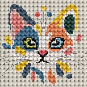 K&ouml;nnte beinhalten: Ein Kreuzstichmuster eines Katzengesichts auf beigem Aida-Stoff. Die Katze hat ein mehrfarbiges Design mit blauen, orangefarbenen, gelben, rosafarbenen und wei&szlig;en Flecken. Sie hat ein gr&uuml;nes Auge, ein blaues Auge, eine rosa Nase und schwarze Schnurrhaare.