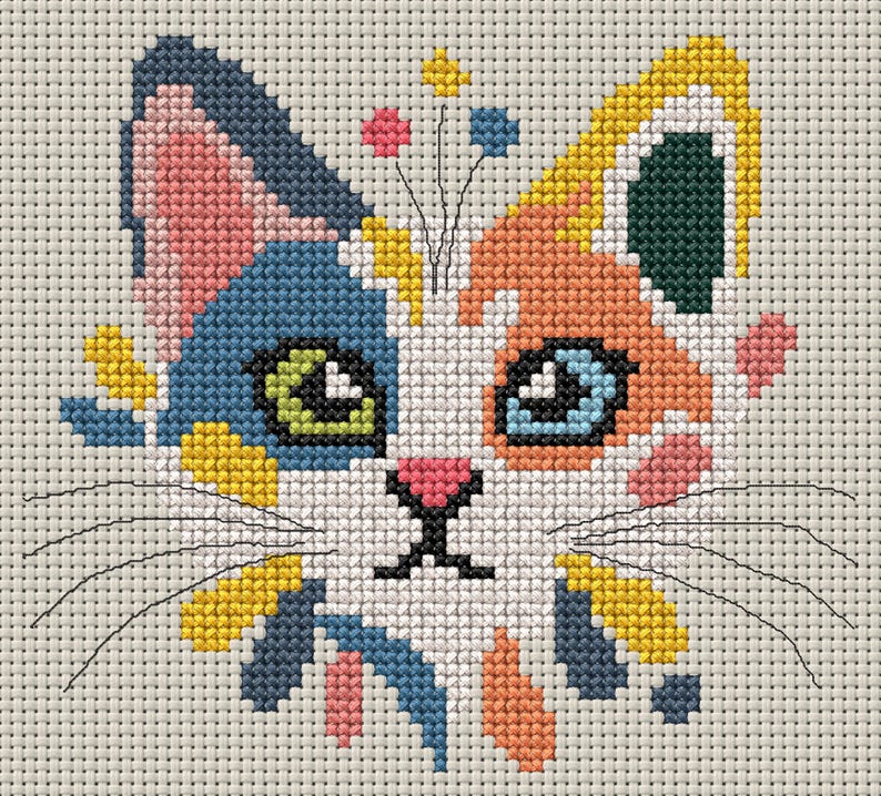 K&ouml;nnte beinhalten: Ein Kreuzstichmuster eines Katzengesichts auf beigem Aida-Stoff. Die Katze hat ein mehrfarbiges Design mit blauen, orangefarbenen, gelben, rosafarbenen und wei&szlig;en Flecken. Sie hat ein gr&uuml;nes Auge, ein blaues Auge, eine rosa Nase und schwarze Schnurrhaare.
