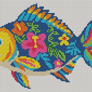 Pode incluir: Um padr&atilde;o de bordado em ponto cruz de um peixe com cabe&ccedil;a amarela e corpo azul escuro decorado com motivos florais vibrantes em rosa, laranja e amarelo. As barbatanas e a cauda exibem um design &agrave;s riscas multicolorido em azul, amarelo e vermelho.