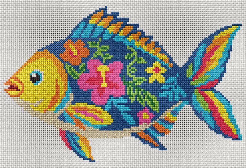 Pode incluir: Um padr&atilde;o de bordado em ponto cruz de um peixe com cabe&ccedil;a amarela e corpo azul escuro decorado com motivos florais vibrantes em rosa, laranja e amarelo. As barbatanas e a cauda exibem um design &agrave;s riscas multicolorido em azul, amarelo e vermelho.