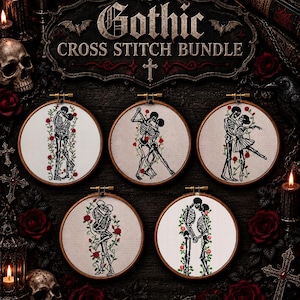 Puede incluir: Un conjunto de cinco bastidores de bordado circulares de madera con diseños de punto de cruz de esqueletos rodeados de rosas rojas y enredaderas verdes. El texto "Gothic CROSS STITCH BUNDLE" aparece arriba en una fuente decorativa.