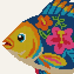 Pode incluir: Um padr&atilde;o de ponto cruz apresentando um peixe amarelo com um corpo azul escuro decorado com flores de hibisco laranja e rosa. O design usa uma grade de quadrados coloridos para formar a imagem do peixe, com detalhes de folhas verdes e azuis.