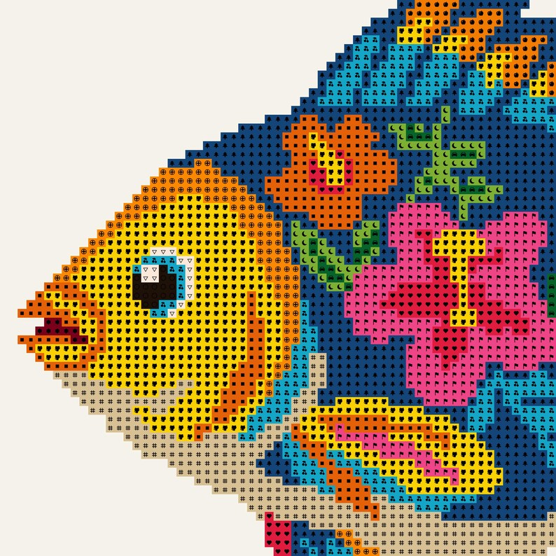 Pode incluir: Um padr&atilde;o de ponto cruz apresentando um peixe amarelo com um corpo azul escuro decorado com flores de hibisco laranja e rosa. O design usa uma grade de quadrados coloridos para formar a imagem do peixe, com detalhes de folhas verdes e azuis.