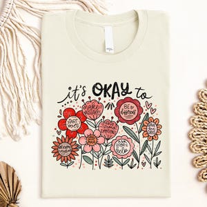 Det är okej att t-shirt | Blommig mental hälsa-t-shirt – positiv t-shirt med grafisk design för kvinnor