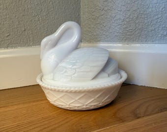 Piatto con coperchio a forma di cigno in vetro lattimo Westmoreland / Marchio WG / Base a intreccio / Oggetto da collezione vintage