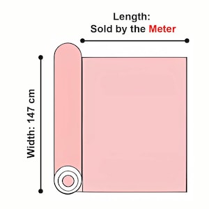 Op de afbeelding: Een rol effen lichtroze stof met een breedte van 147 cm. De tekst op de afbeelding geeft aan dat de lengte per meter wordt verkocht. De stof wordt weergegeven als een cilindrische rol aan de linkerkant, waarbij het materiaal zich naar rechts uitstrekt.
