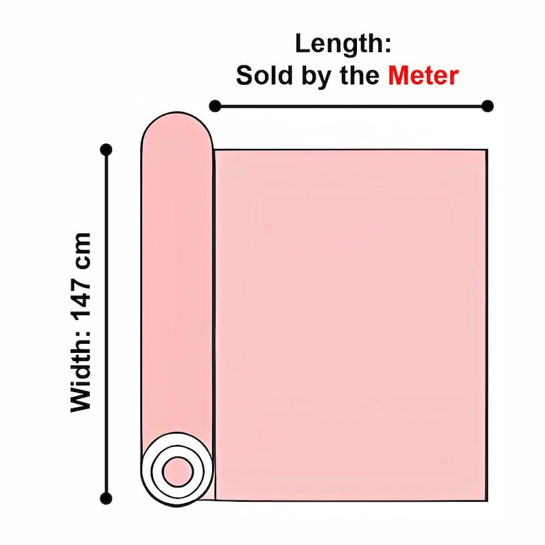 Op de afbeelding: Een rol effen lichtroze stof met een breedte van 147 cm. De tekst op de afbeelding geeft aan dat de lengte per meter wordt verkocht. De stof wordt weergegeven als een cilindrische rol aan de linkerkant, waarbij het materiaal zich naar rechts uitstrekt.