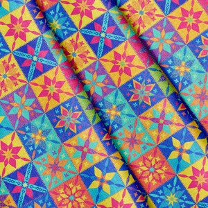 Tecido com estampa geométrica vibrante em patchwork, vendido por metro, 100% poliéster, 147 cm de largura.