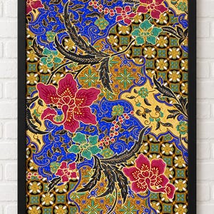 Puede incluir: Una pieza de arte mural rectangular enmarcada que presenta un patrón batik vibrante con grandes flores magenta, flores verde azulado y motivos de hojas negras intrincados sobre un fondo azul brillante y amarillo dorado con formas geométricas de estrella.