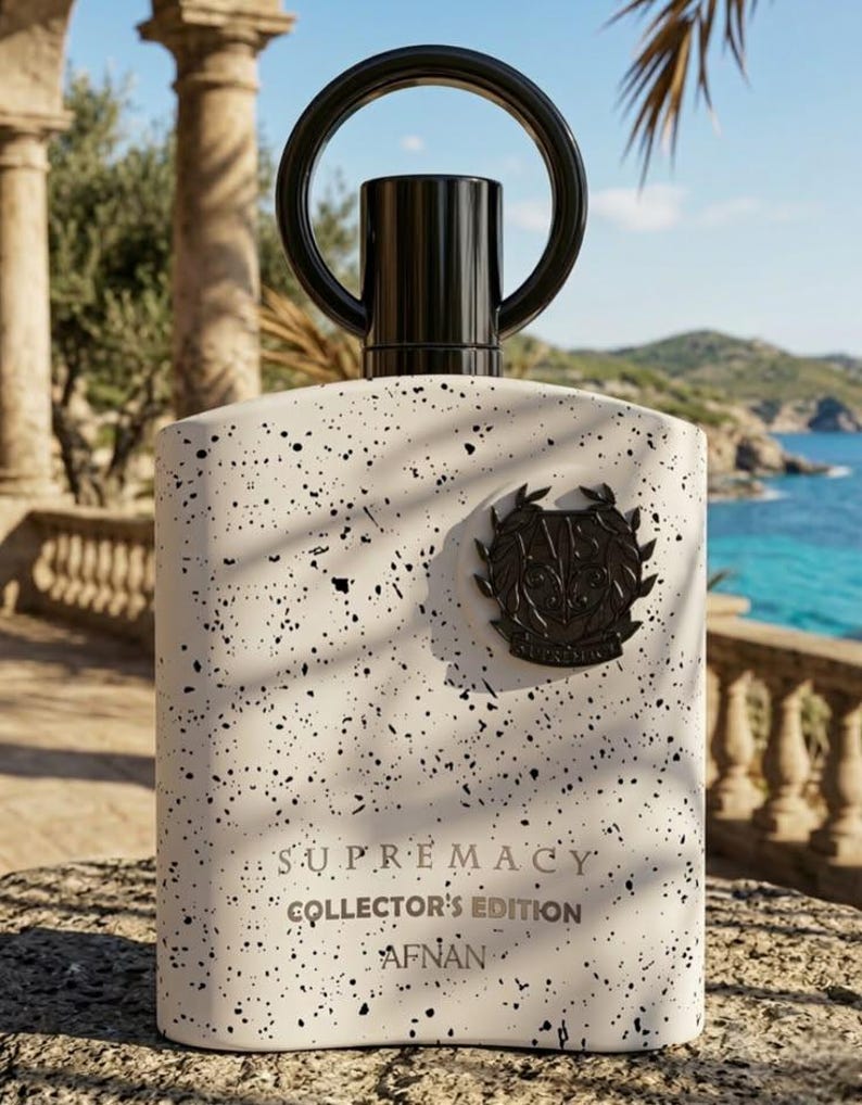 Puede incluir: Un frasco de perfume rectangular blanco con motas negras, tapa y asa negras. La botella tiene la inscripci&oacute;n "SUPREMACY COLLECTOR'S EDITION AFNAN". Un emblema negro est&aacute; en la parte delantera.